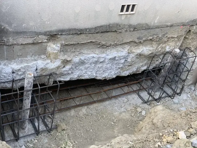 Cages d'armatures de longrines et micropieux sous les fondations d'une maison