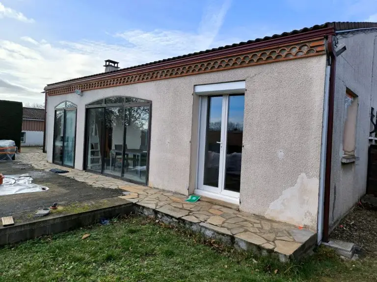 Avant travaux à Vichel : enduit dégradé en pied de façade