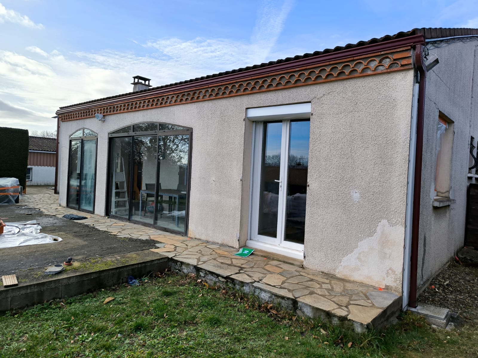 Avant : enduit dégradé, maison fissurée