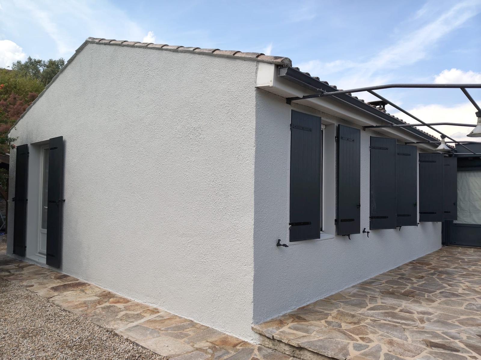 Crépi neuf et volets anthracite