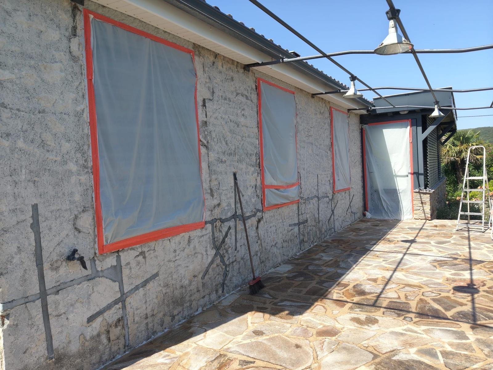 Façades décapées, menuiseries protégées