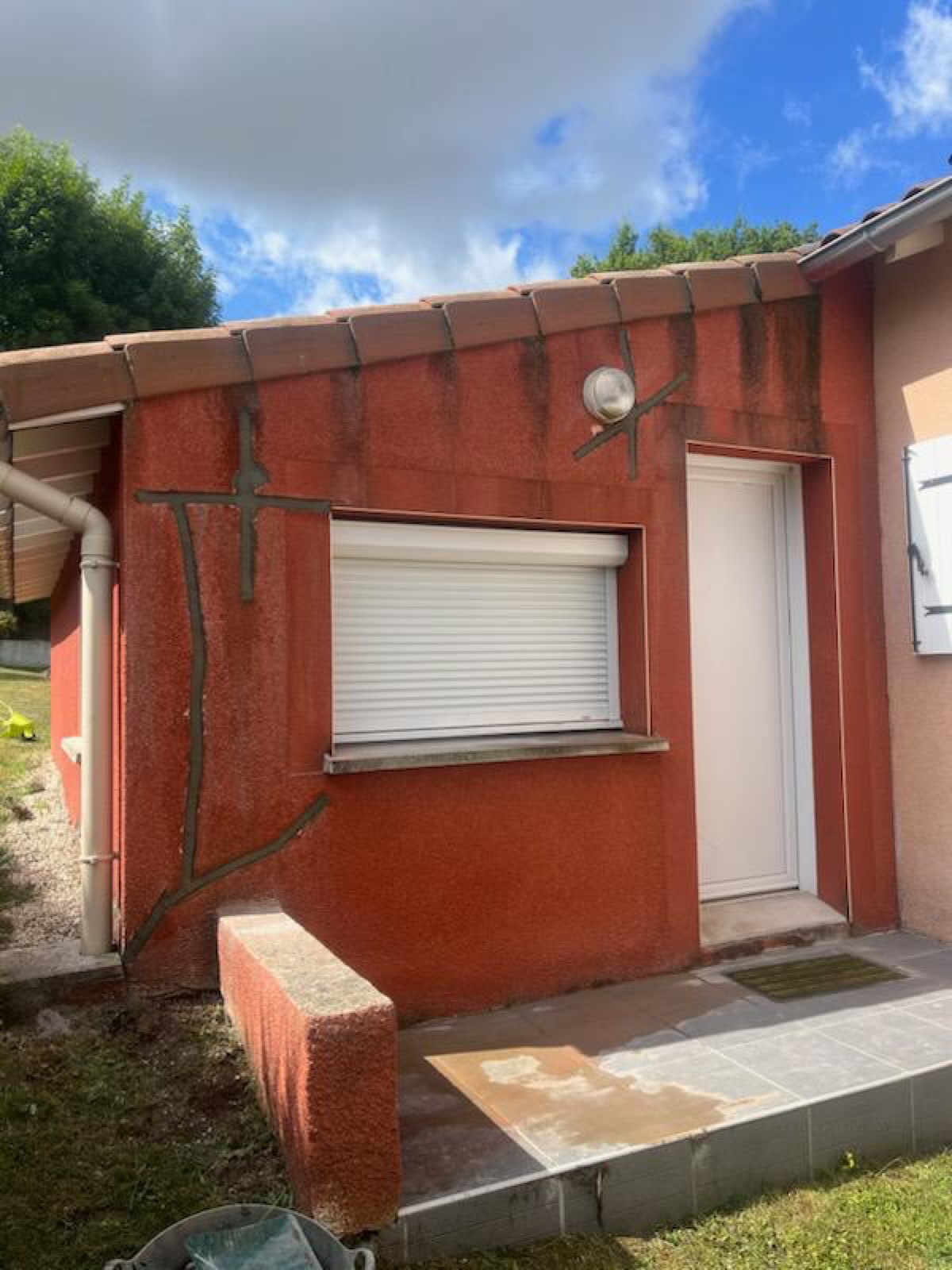 Façade au crépi rouge fissuré