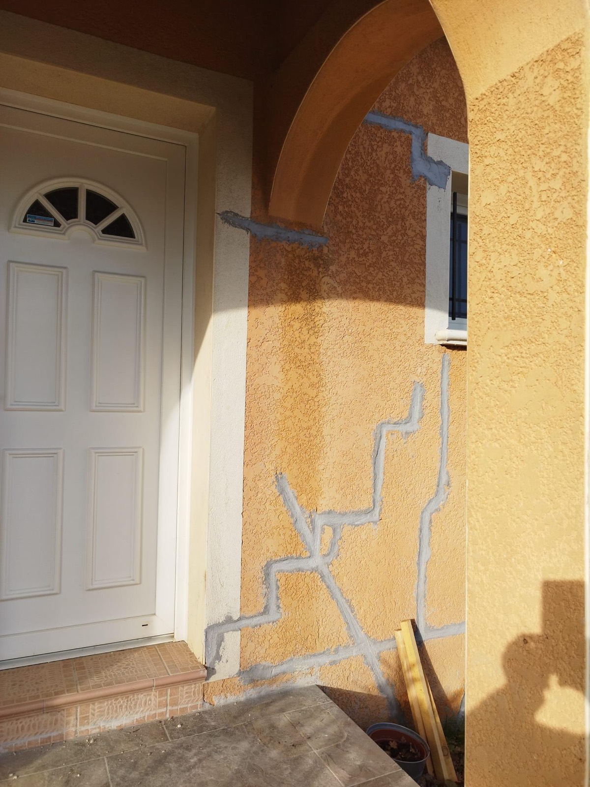 Fissures traitées autour de la porte d'entrée