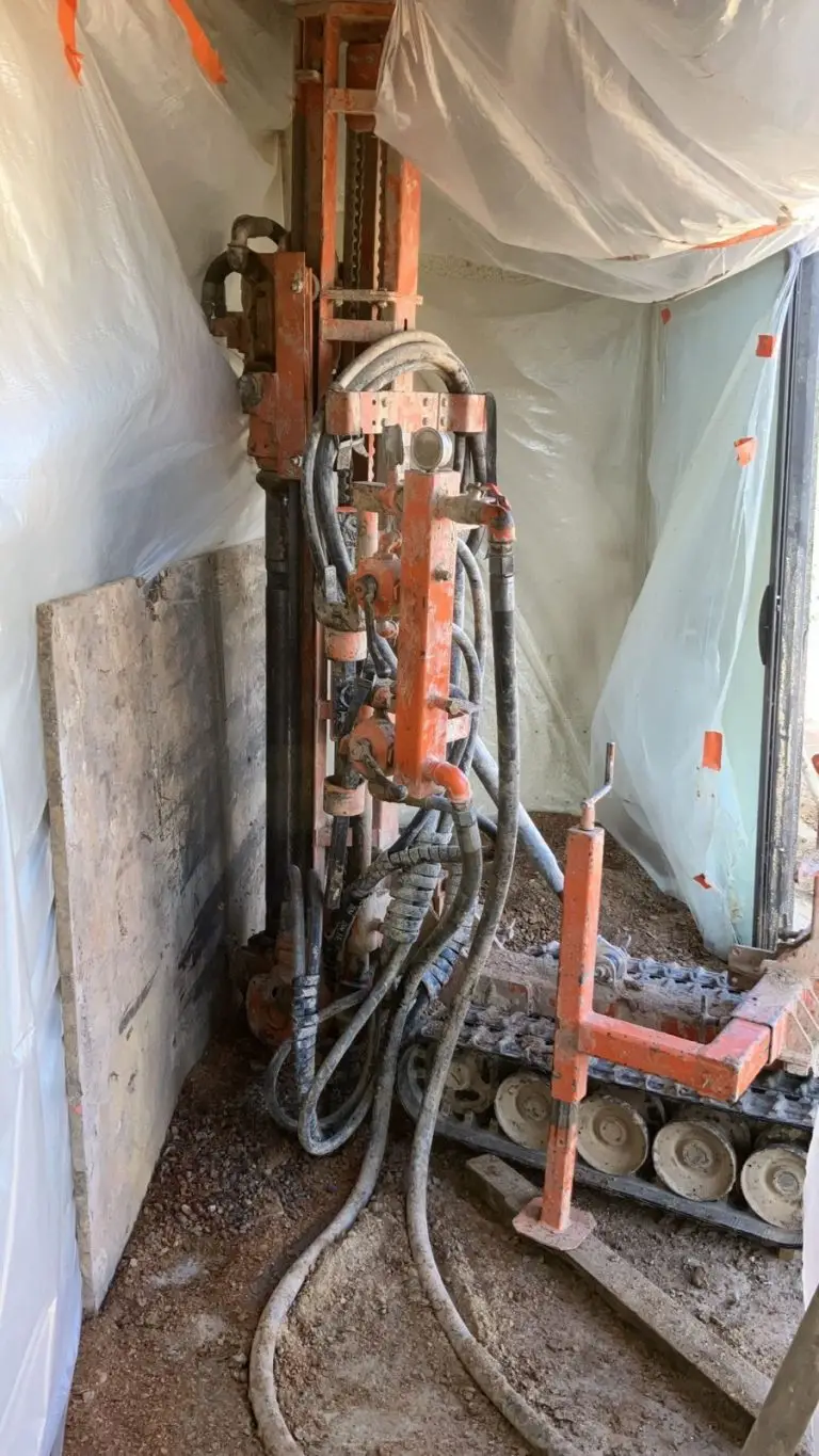 Forage de micropieux depuis l'intérieur de la maison à Vichel