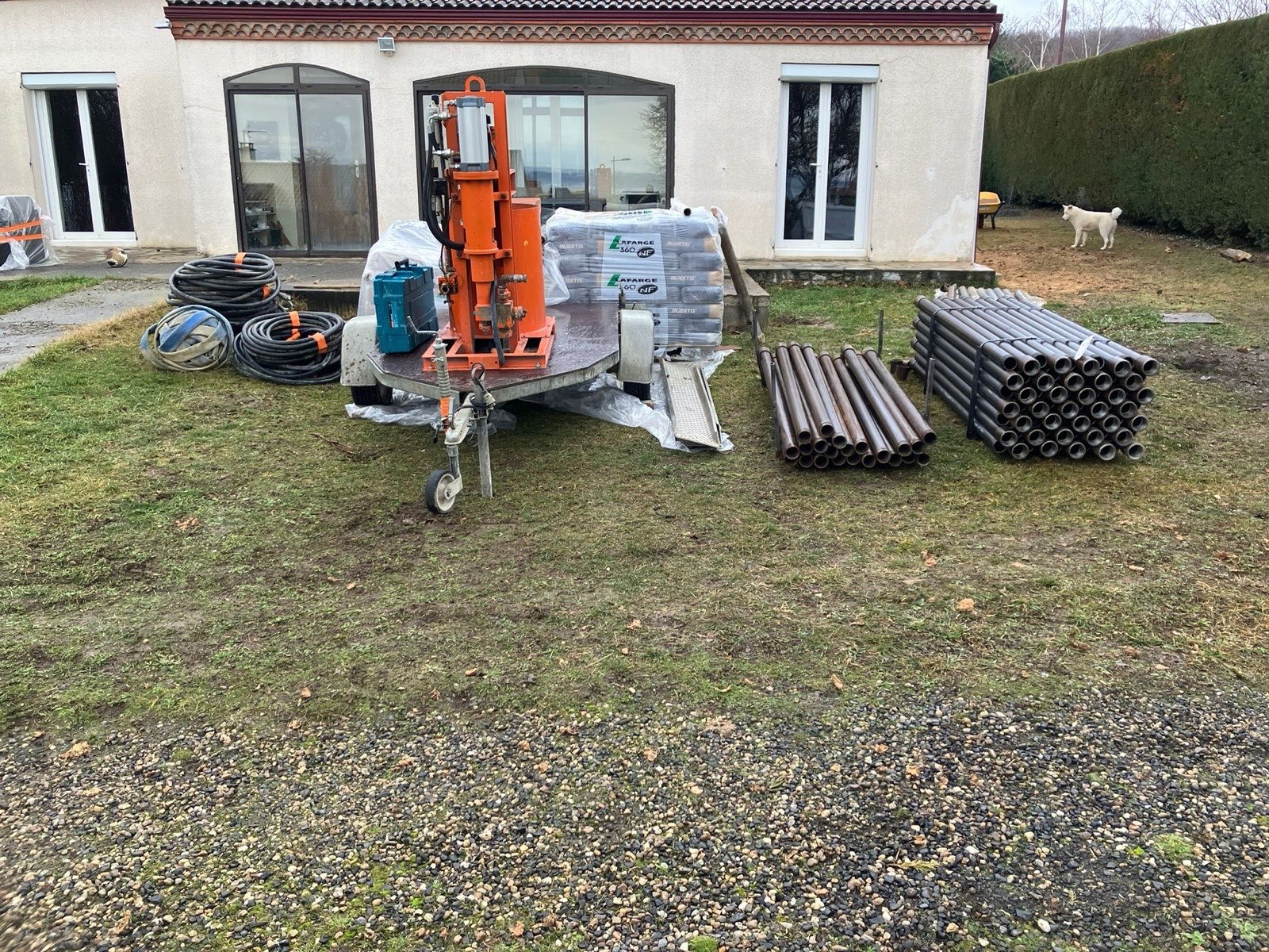 Foreuse de micropieux en action contre la façade à Vichel