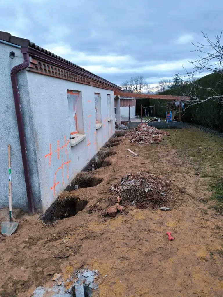 Pendant travaux à Vichel : fouilles en périphérie pour les micropieux