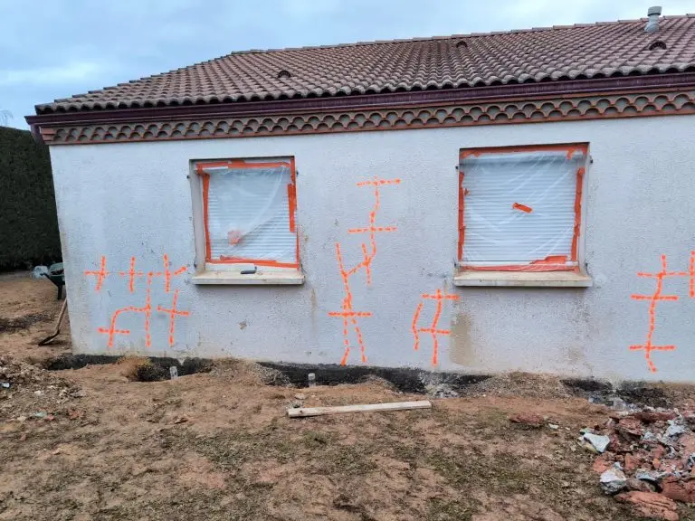 Traitement des fissures par harpage : marquage sur la façade à Vichel
