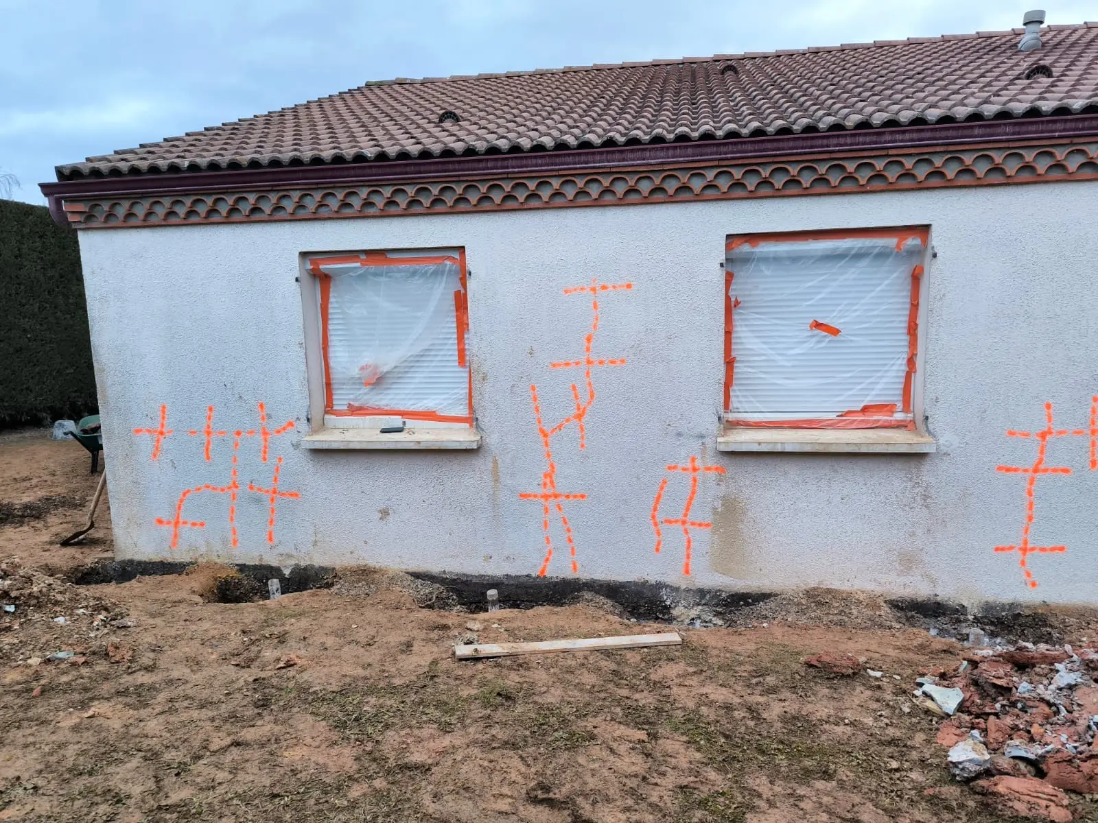 Traitement des fissures par harpage : marquage sur la façade à Vichel