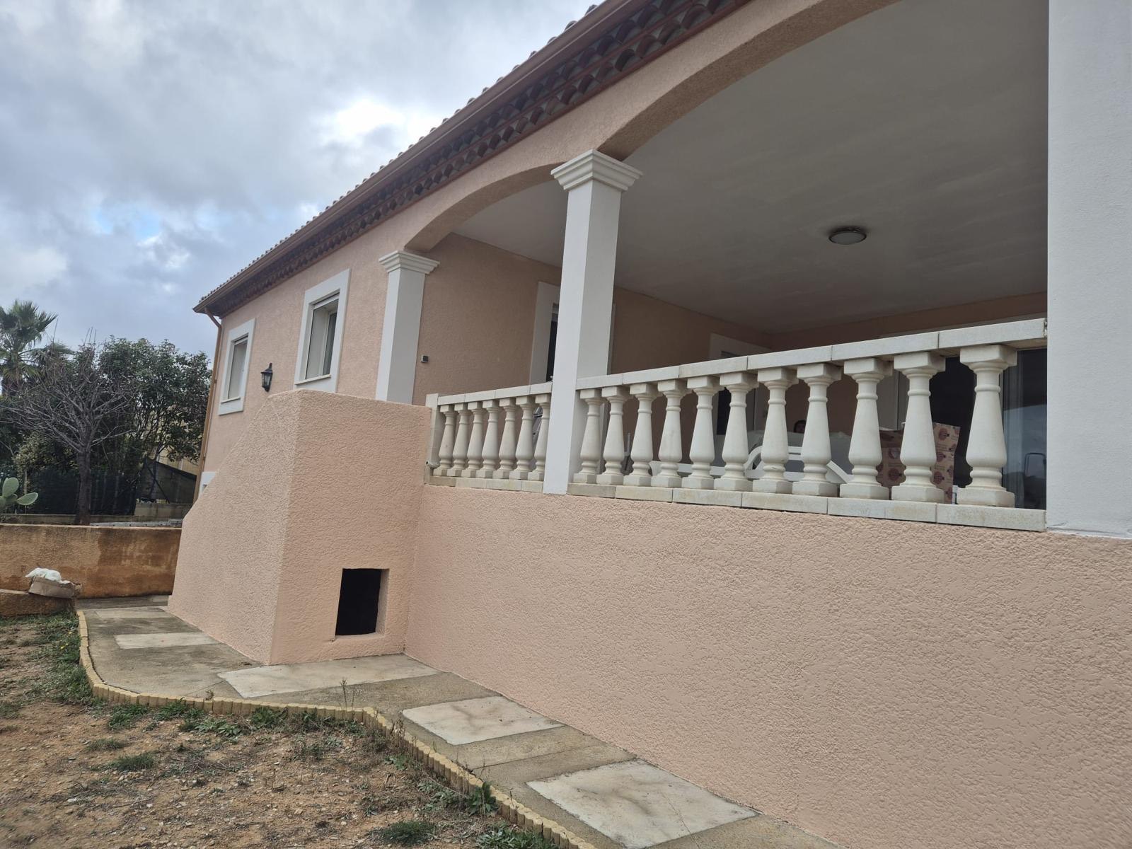 Après travaux à Cers : maison rénovée, terrasse aux balustres