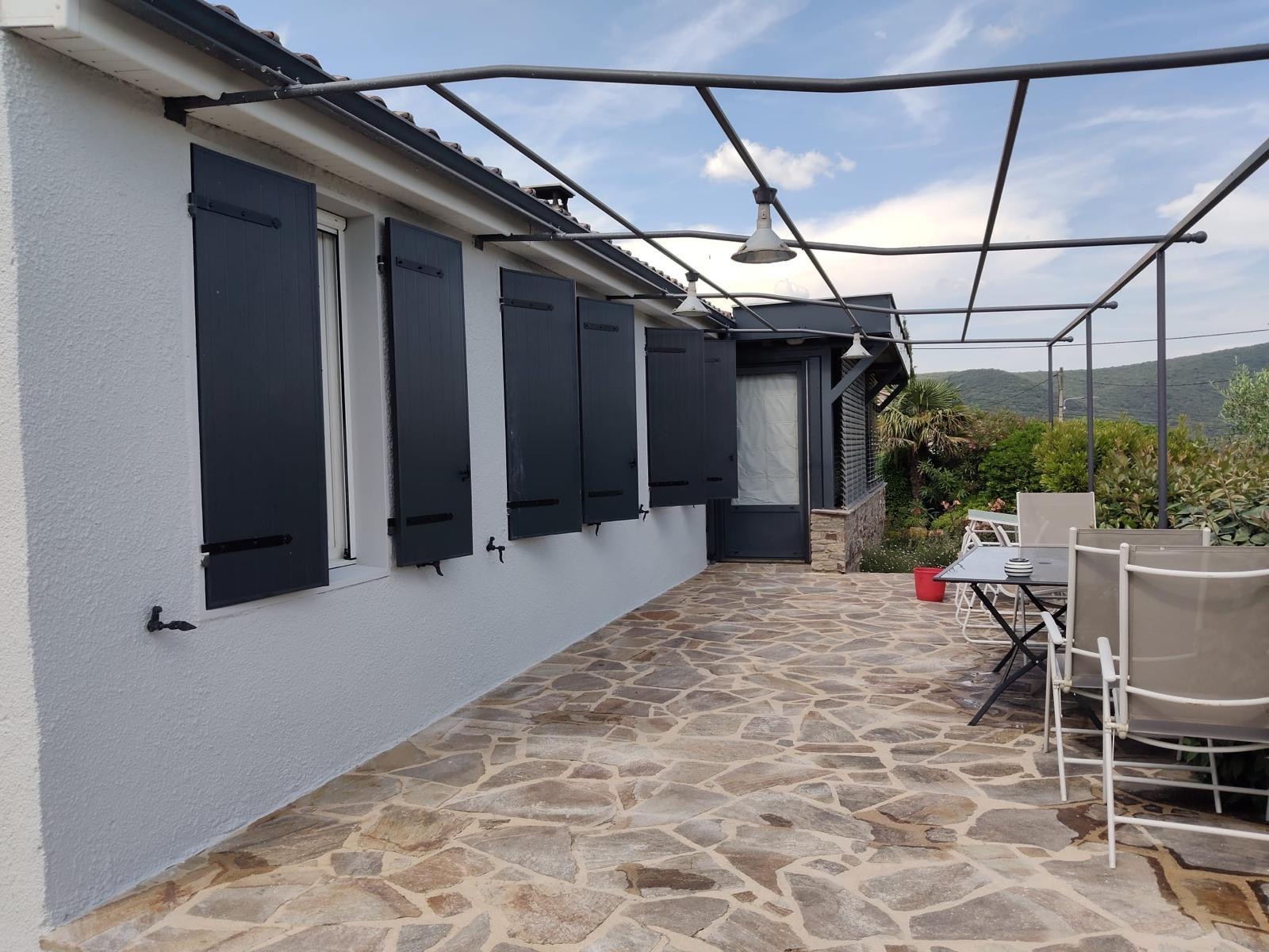 Après travaux au Pradal : maison rénovée côté terrasse
