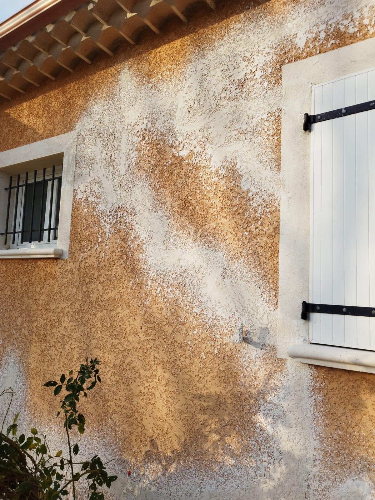 Reprises d'enduit sur la façade