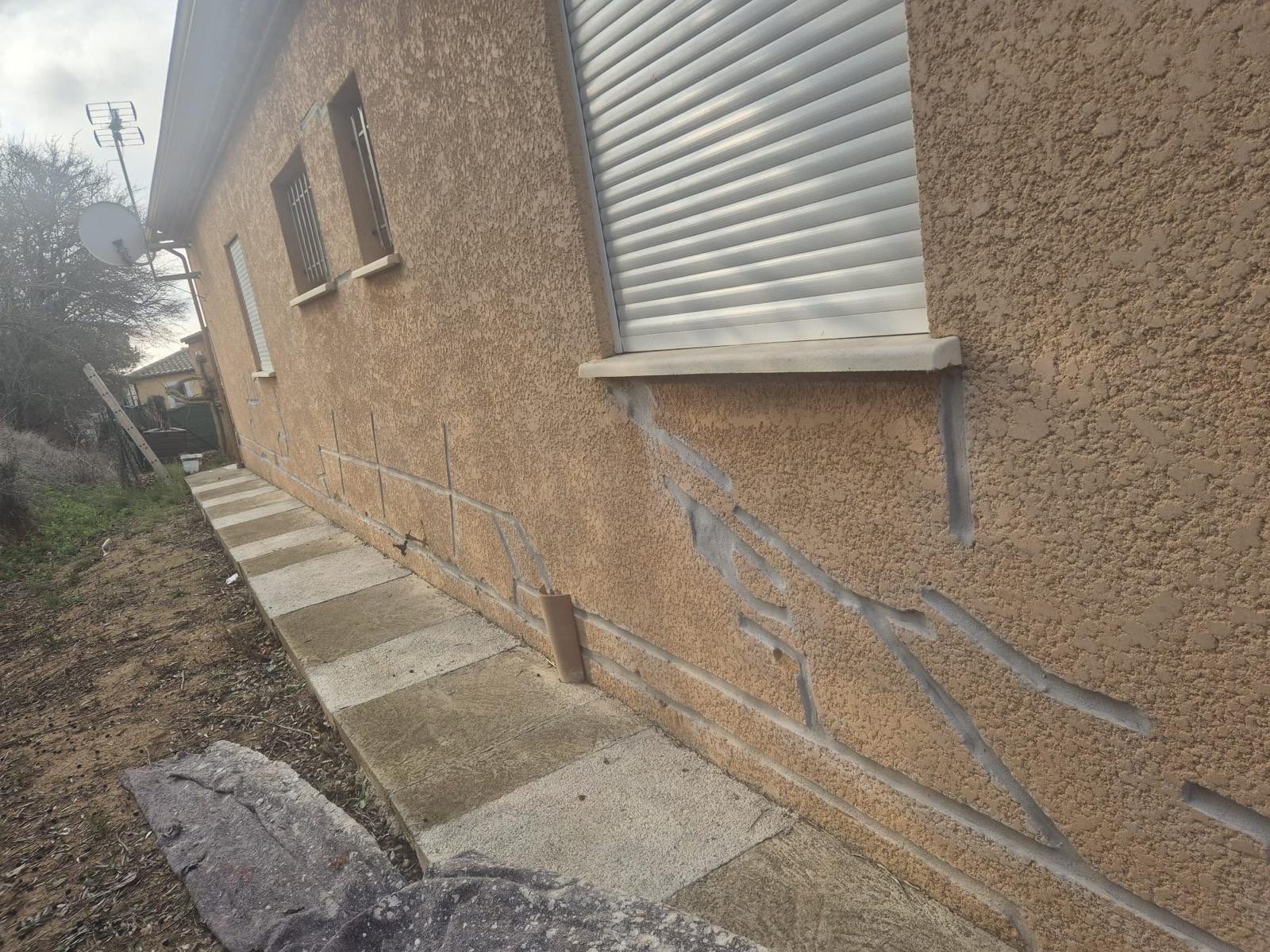 Fissures et reprises sur le soubassement