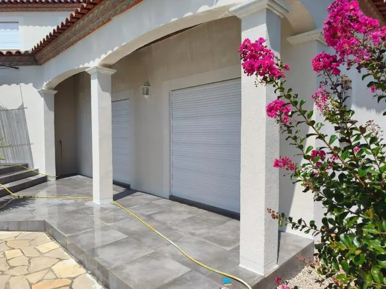 Après embellissement : terrasse et façades rénovées de la villa