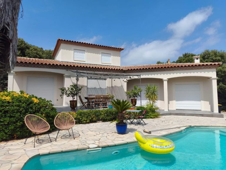 Après embellissement : villa rénovée par SV2B, façades neuves côté piscine