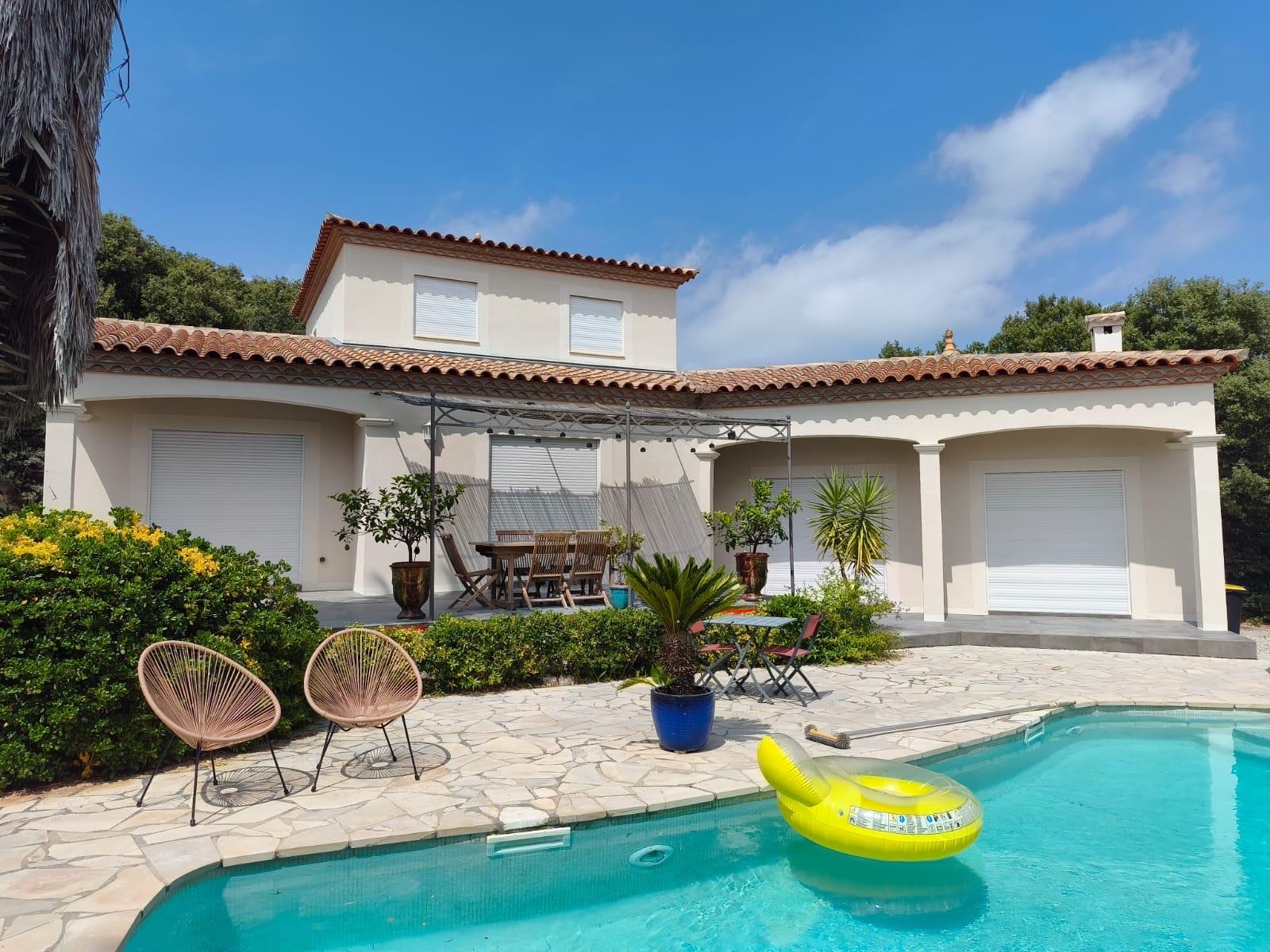 Après embellissement : villa rénovée côté piscine